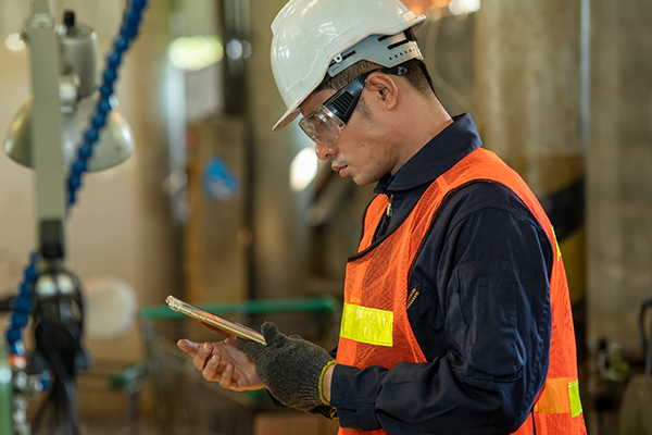 Increase Safety Engagement for Frontline Workers: How to Unlock a Culture of Safety with Mobile Digital Devices